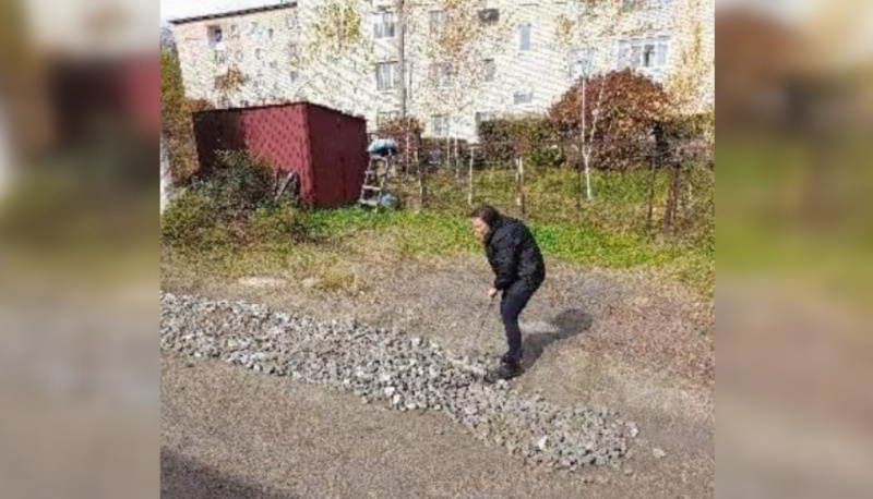 Жителям Шимановска пришлось самостоятельно засыпать дорогу, которая не стоит на балансе администрации