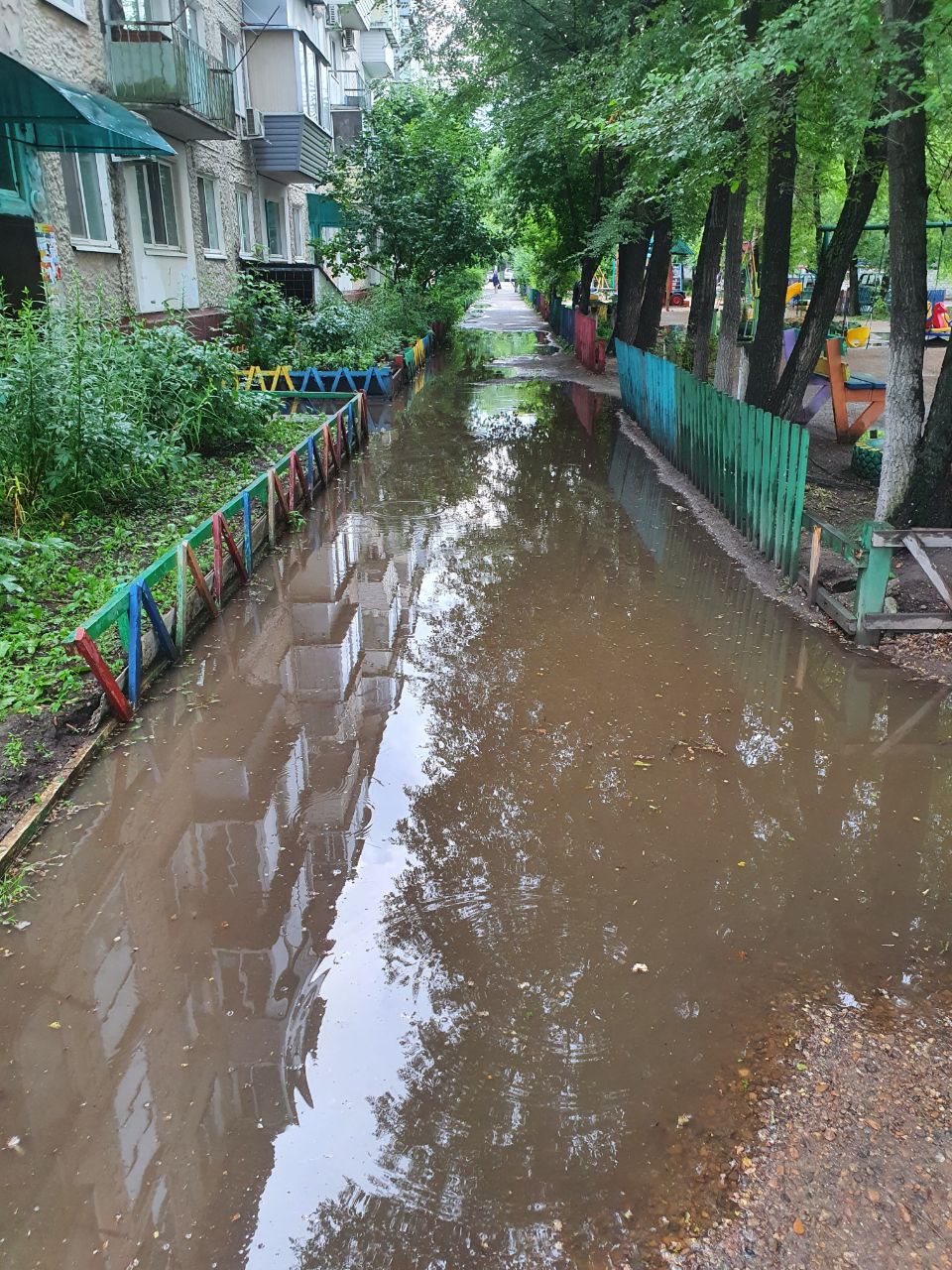 «Уже купили резиновые сапоги»: в Благовещенске после ремонта дороги топит двор и подъезд дома - 2x2.su картинка 6