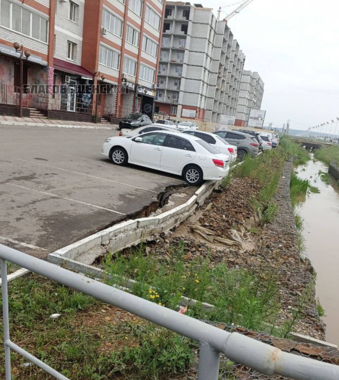 Ушёл под воду: жители Благовещенска публикуют видео утонувшего города после дождя - 2x2.su картинка 3