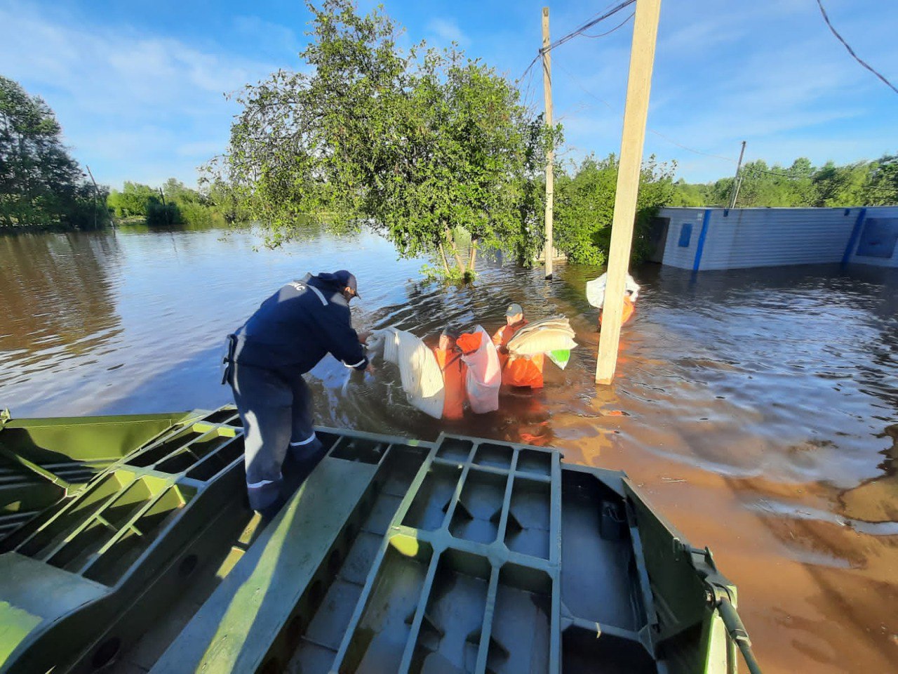 В Амурской области продолжают эвакуировать людей и животных из подтопленных районов - 2x2.su картинка 12