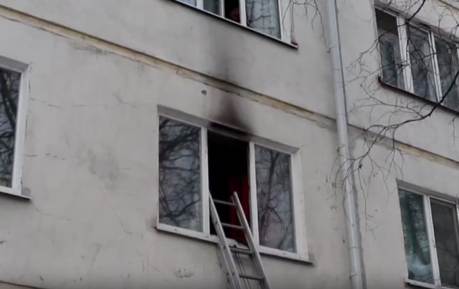 Девочку-подростка из горящей квартиры в Благовещенске спас бдительный сосед - 2x2.su