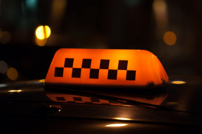 В Приамурье пассажир «развел на деньги» подружку таксиста, пока тот спал - 2x2.su