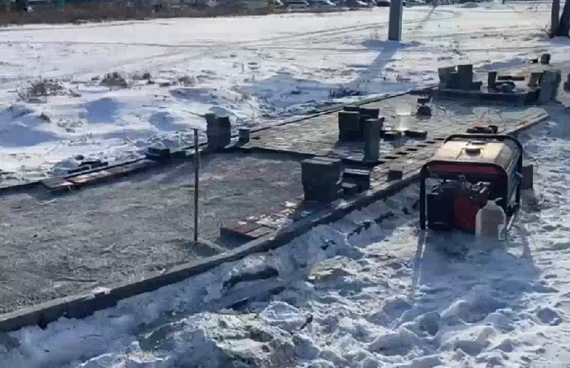 «Благоустройство по-благовещенски»: общественников удивила укладка тротуарной плитки в мороз - 2x2.su