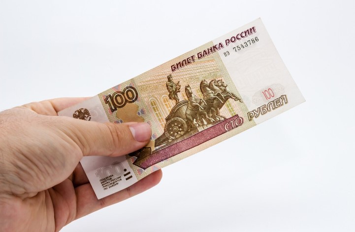 рука деньги рубли