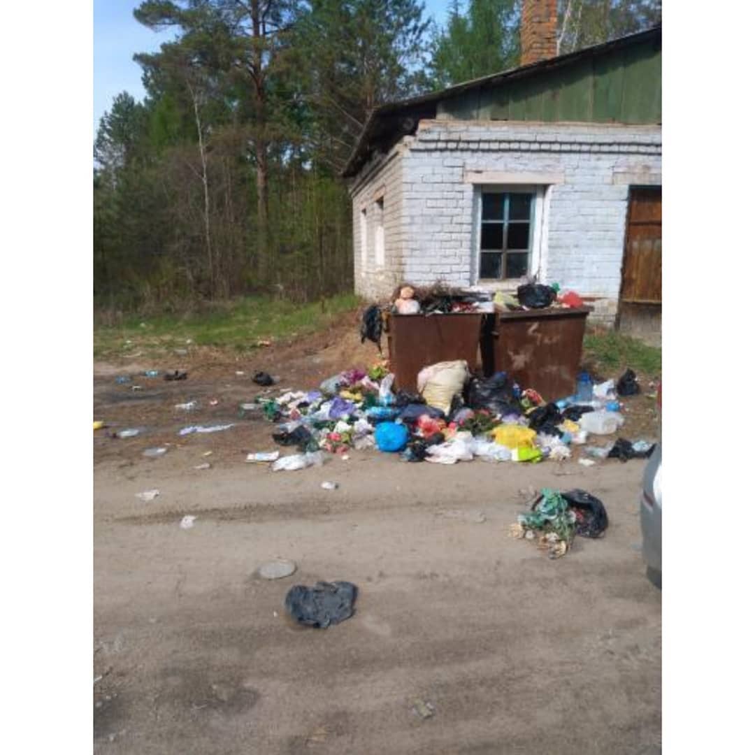 Жители Шимановска обнаружили на кладбище горы мусора
