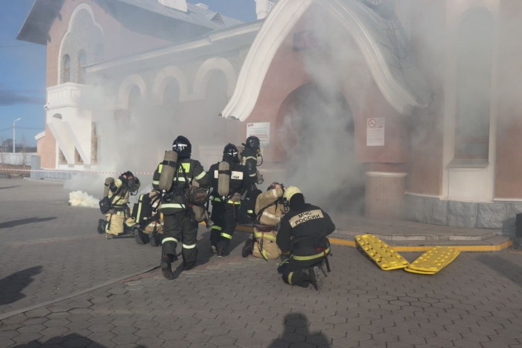 В Благовещенске спасатели тренировались ликвидировать последствия ракетного удара по ж/д вокзалу - 2x2.su картинка 6