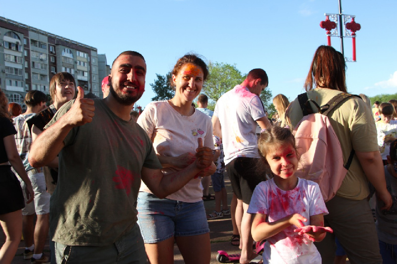 В Благовещенске прошёл яркий фестиваль красок Холи - 2x2.su