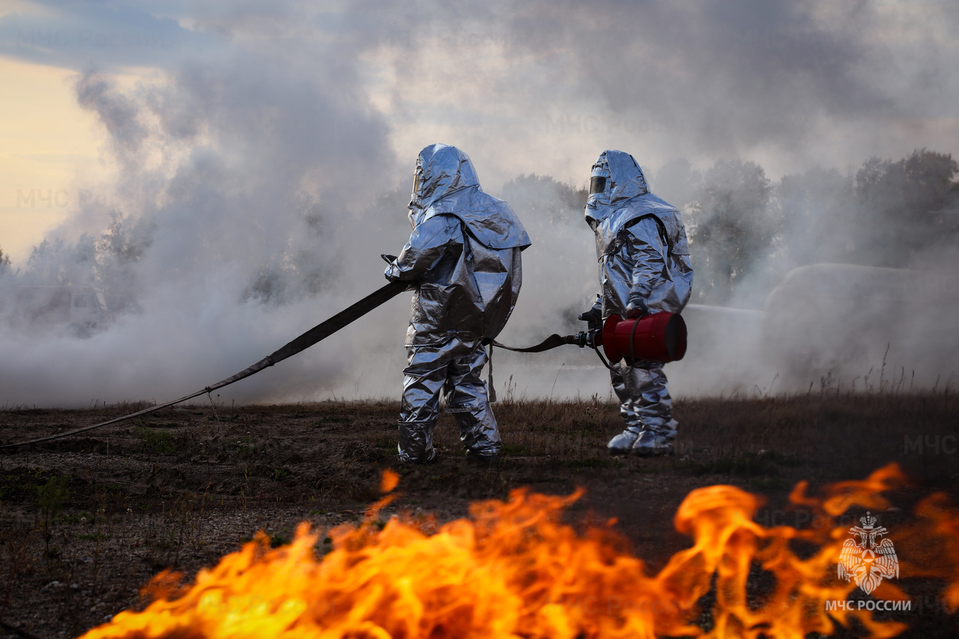 В Благовещенском аэропорту провели учения и потушили самолет - 2x2.su картинка 4