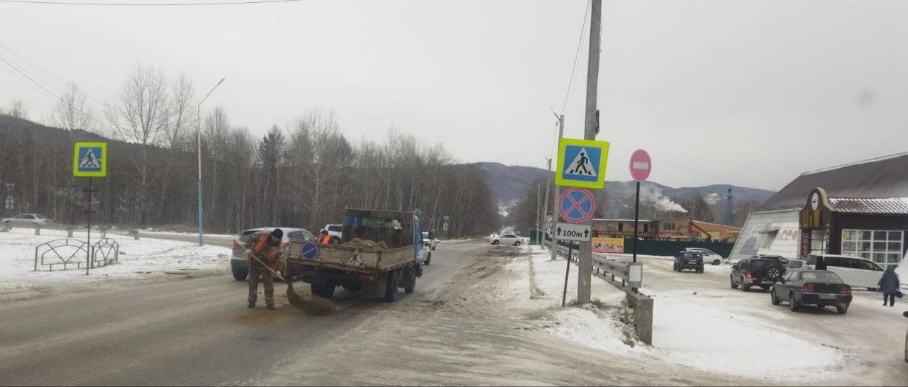 Первый снегопад превратил Зею в каток: коммунальщики вышли на уборку - 2x2.su картинка 2