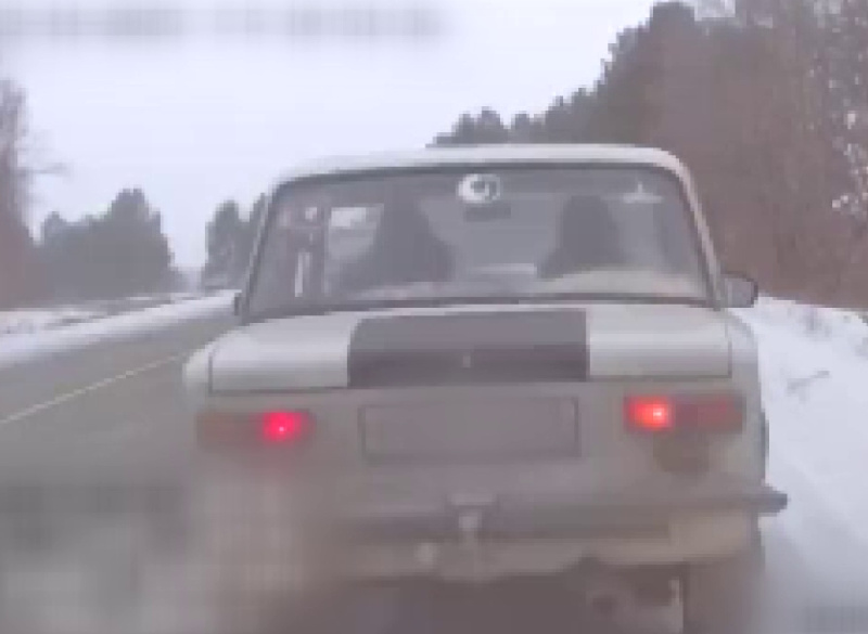 Сотрудники ДПС задержали амурчанина, который выбросил сверток с наркотиками на обочину - 2x2.su