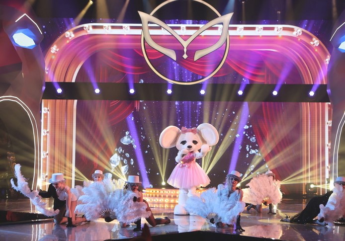 Певица МакSим впервые вышла на сцену, раскрыв своё имя в шоу «Маска» на НТВ  - 2x2.su