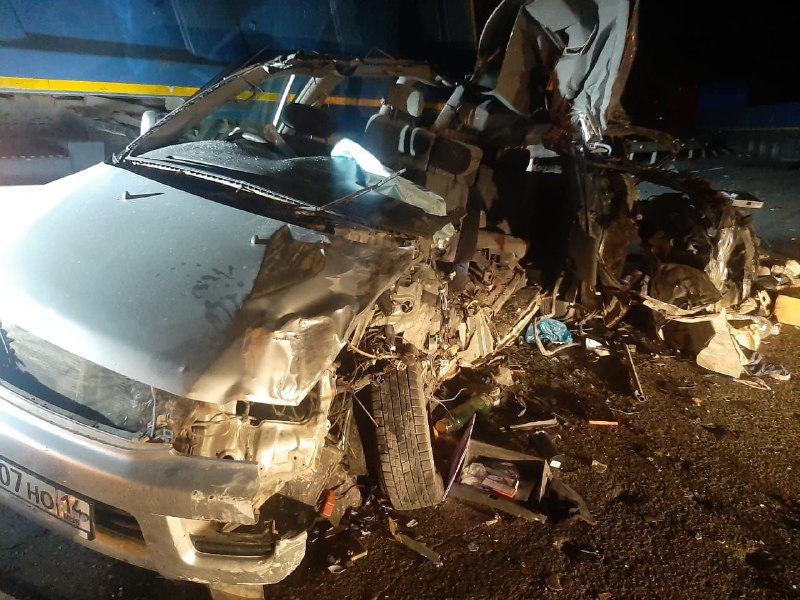 Шесть человек погибли при столкновении легковушки с грузовиками в Сковородинском районе