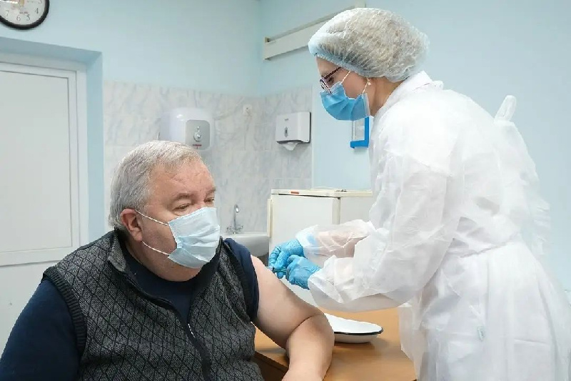 Российский иммунолог рассказал, почему нельзя вакцинироваться от ковида при большом количестве антител - 2x2.su
