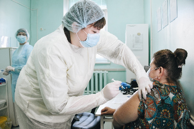 В Благовещенске первым медработникам поставили прививку от коронавируса - 2x2.su