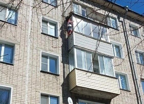 В Кирове десантник спас девочку от падения с 4-го этажа и стал героем в Сети