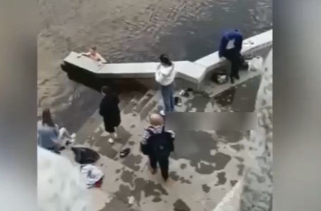 Подростки в Благовещенске купаются на затопленной набережной