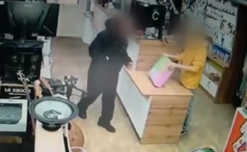 «Один убежал за помощью, второй пригрозил баллончиком»: сотрудники ломбарда в Благовещенске дали отпор грабителю - 2x2.su