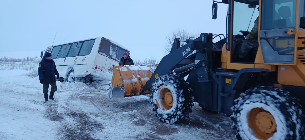 Спасатели по всей Амурской области спасают застрявших на дорогах автомобилистов - 2x2.su картинка 4