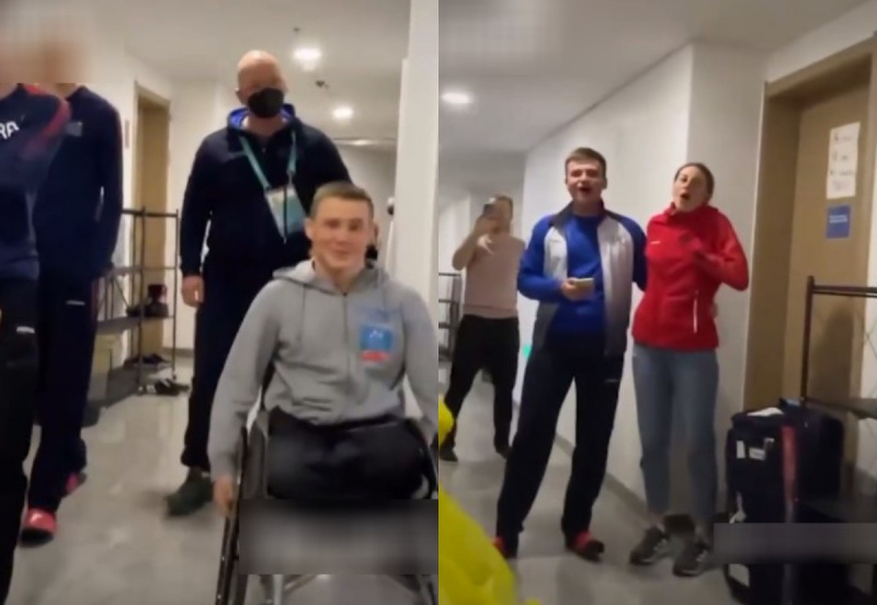 Российские паралимпийцы спели национальный гимн и сорвали с экипировки наклейки