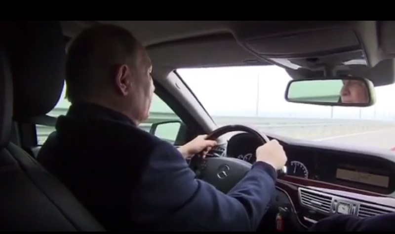 Владимир Путин на Mercedes проехал по Крымскому мосту, в Кремле дали разъяснения