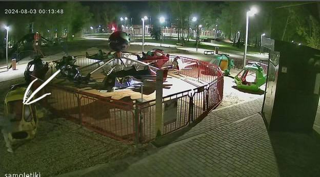 Вандалы разбили аттракцион в городском парке Свободного - 2x2.su