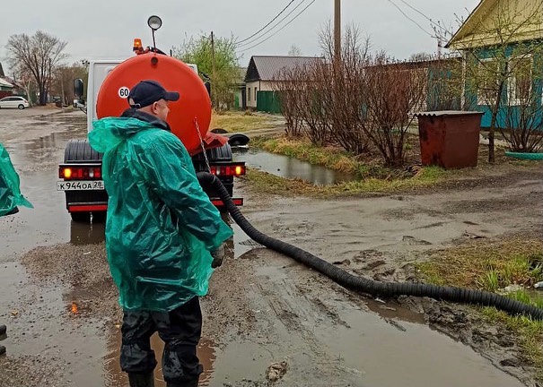 Улицы Благовещенска затопило после дождя: работает техника