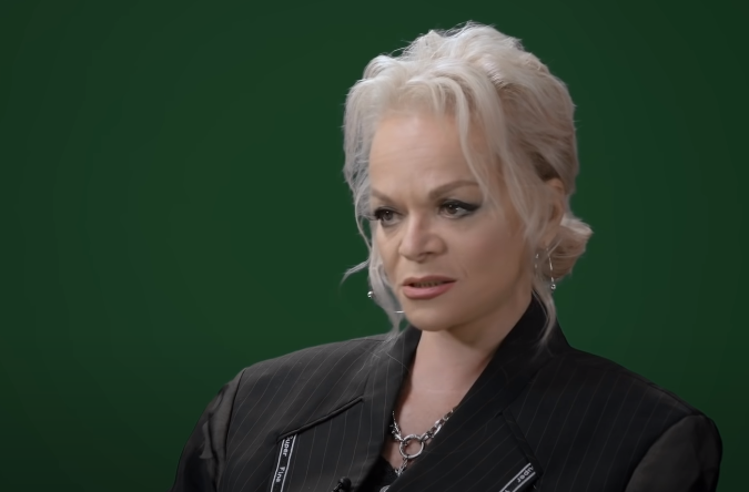 Лариса Долина показала модные штаны с разрезами и нарвалась на критику - 2x2.su