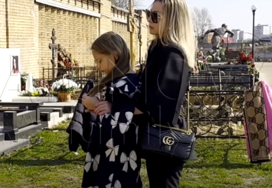 Вдова Юрия Шатунова показала редкое видео с похорон артиста - 2x2.su картинка 5