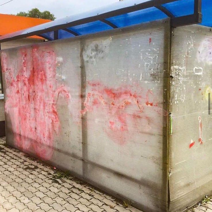 В Благовещенске работники ГСТК отмыли больше 70 остановок от рисунков вандалов