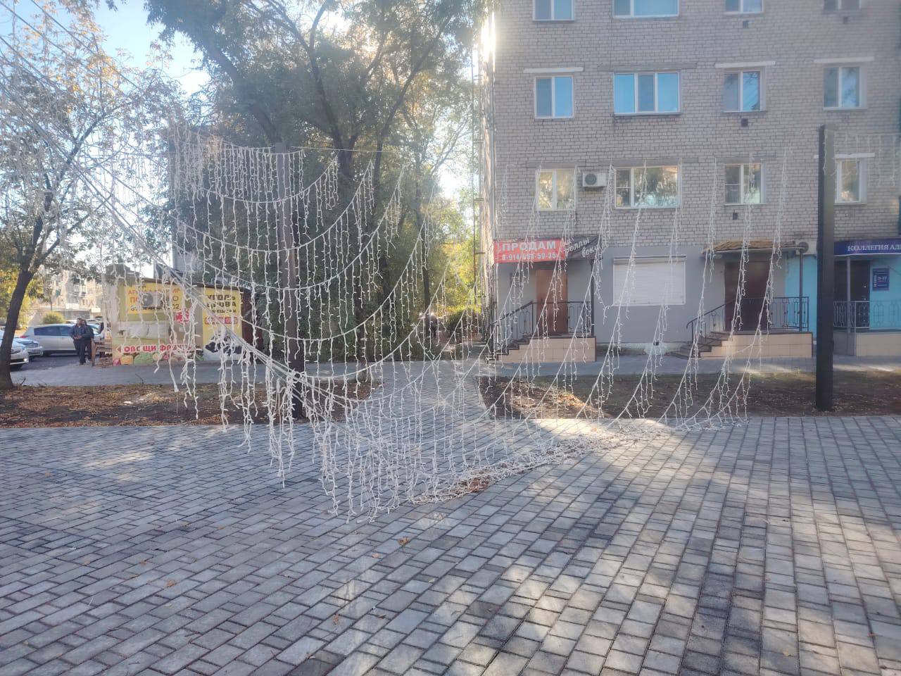 Вандалы в Белогорске оборвали новую иллюминацию на Аллее Молодежи - 2x2.su картинка 3