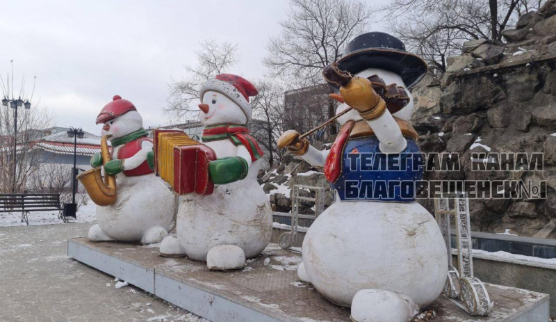 «Стыдно!»: жители Благовещенска возмутились грязным снеговикам в парке Дружбы