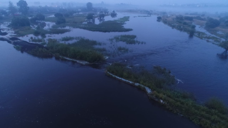 В Белогорске на реке Томи прорвало насыпь: люди отказываются от эвакуации - 2x2.su картинка 2