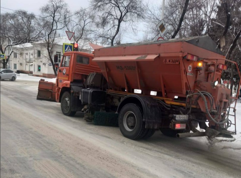 В Амурской области продолжают бороться с последствиями снегопада - 2x2.su картинка 3