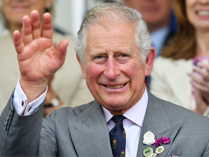 Короля Карла III высмеяли из-за отёчности рук, опубликованы пугающие фото - 2x2.su