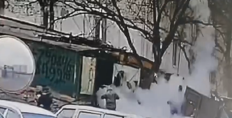 Во Владивостоке газовый баллон эпично взорвался и пробил крышу автомобиля 