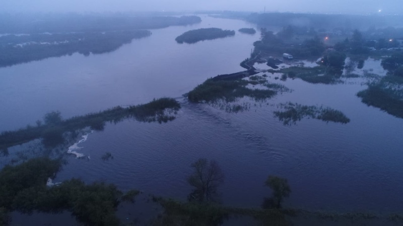 В Белогорске на реке Томи прорвало насыпь: люди отказываются от эвакуации - 2x2.su картинка 4