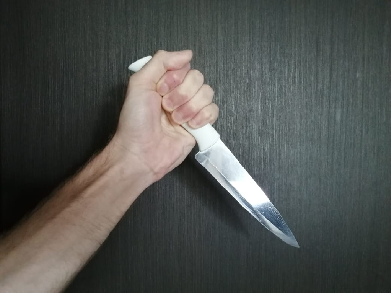 Нож в спину: пьяный житель Тынды расправился с собственной супругой  - 2x2.su