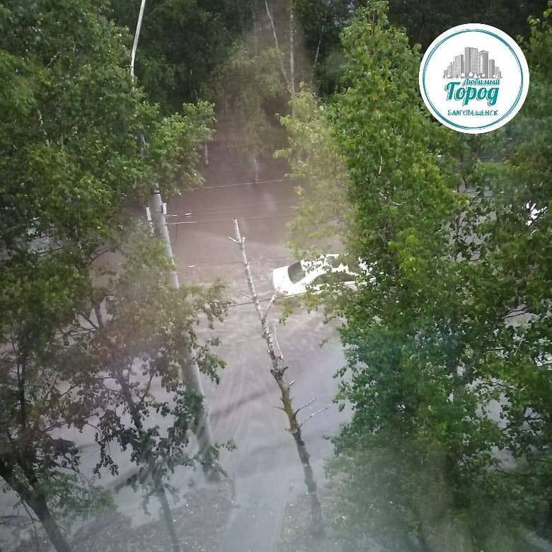 После дождя жители Благовещенска решили искупаться на затопленных дорогах - 2x2.su картинка 2