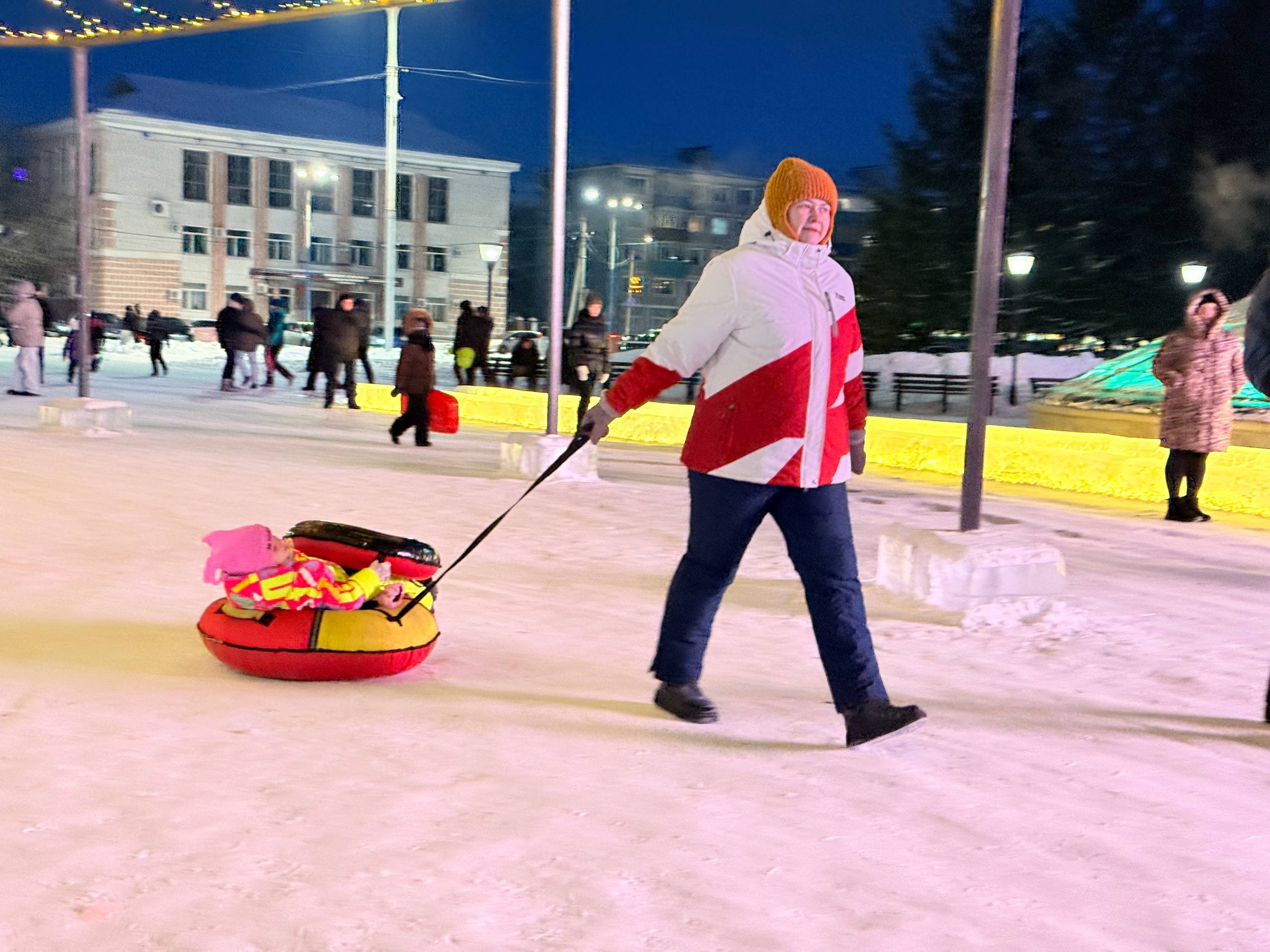 В Белогорске гостей новогоднего городка угощают в пункте обогрева бесплатным чаем - 2x2.su картинка 5