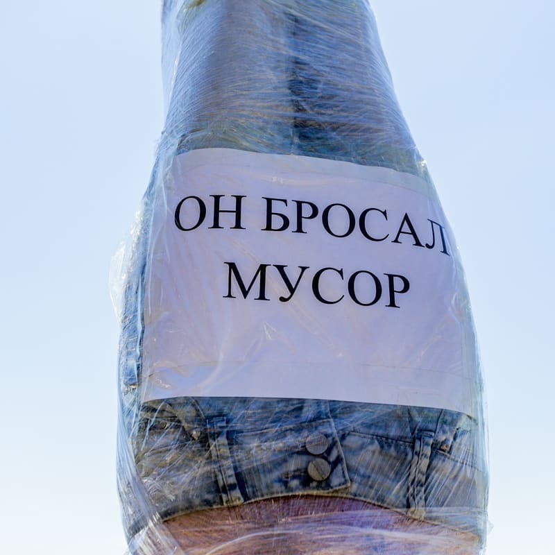 Во Владивостоке мужчина подвесил чучело вверх ногами, чтобы запугать тех, кто мусорит на берегу