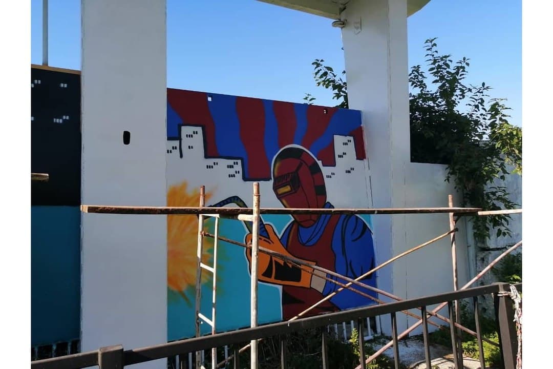 В Благовещенске художники раскрасили территорию судостроительного завода