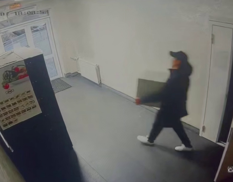 Благовещенец утащил сейф с деньгами из клиники во Владивостоке - 2x2.su