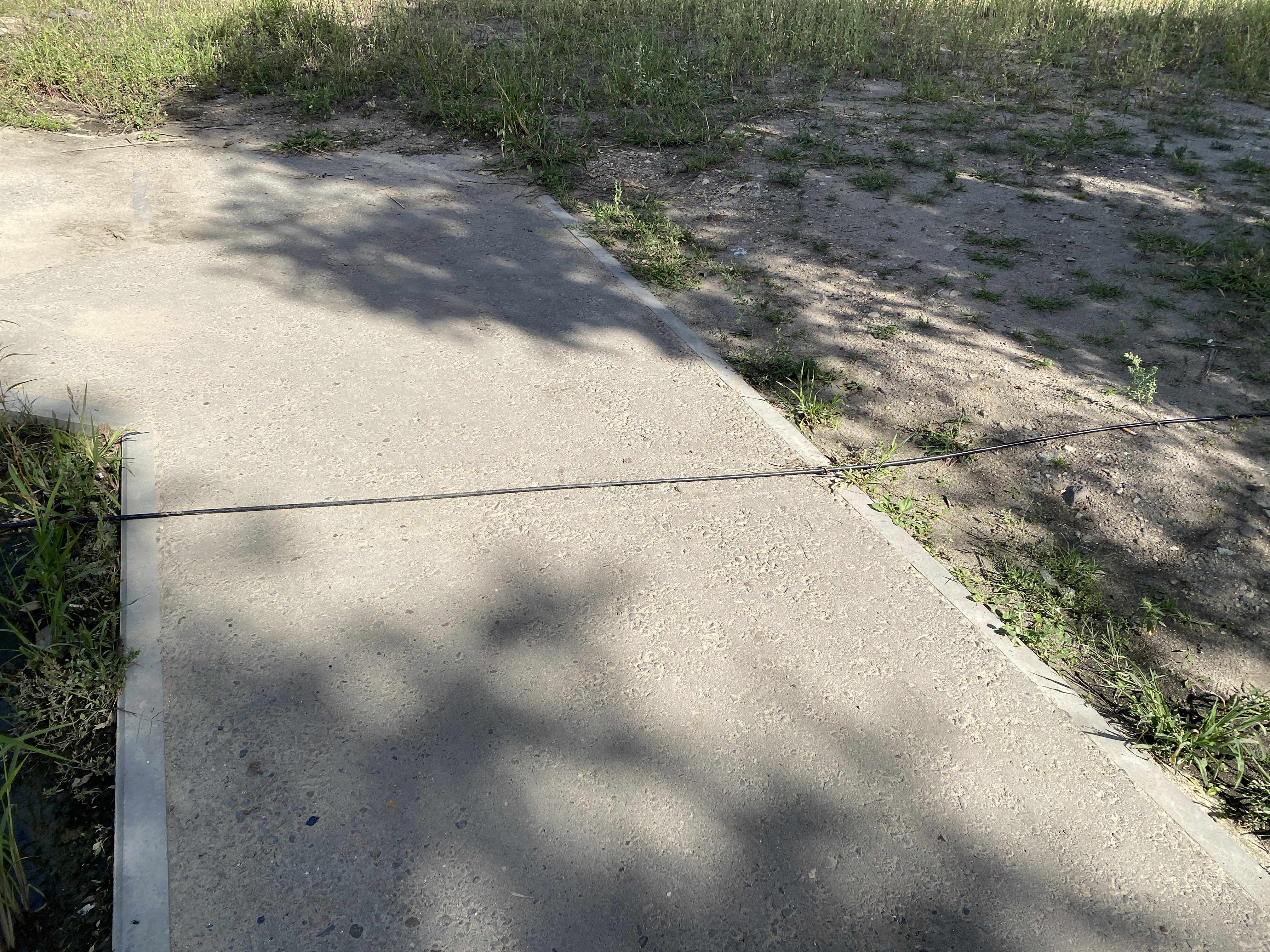 «Линии связи или электричества?»: в мэрии ответили на жалобы благовещенцев о проводах на тротуаре - 2x2.su картинка 3