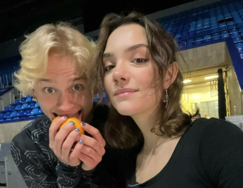 Даня Милохин поцеловал Евгению Медведеву на съёмках второго выпуска «Ледникового периода» - 2x2.su