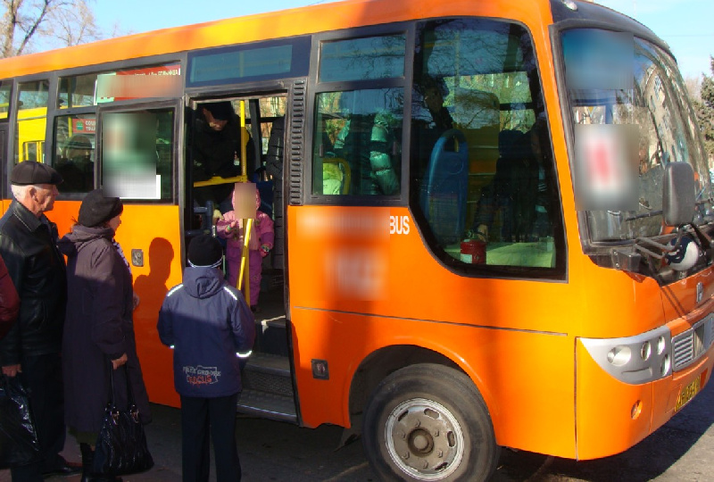 Во Владивостоке водителя обвинили в отказе выпустить школьницу из автобуса  - 2x2.su