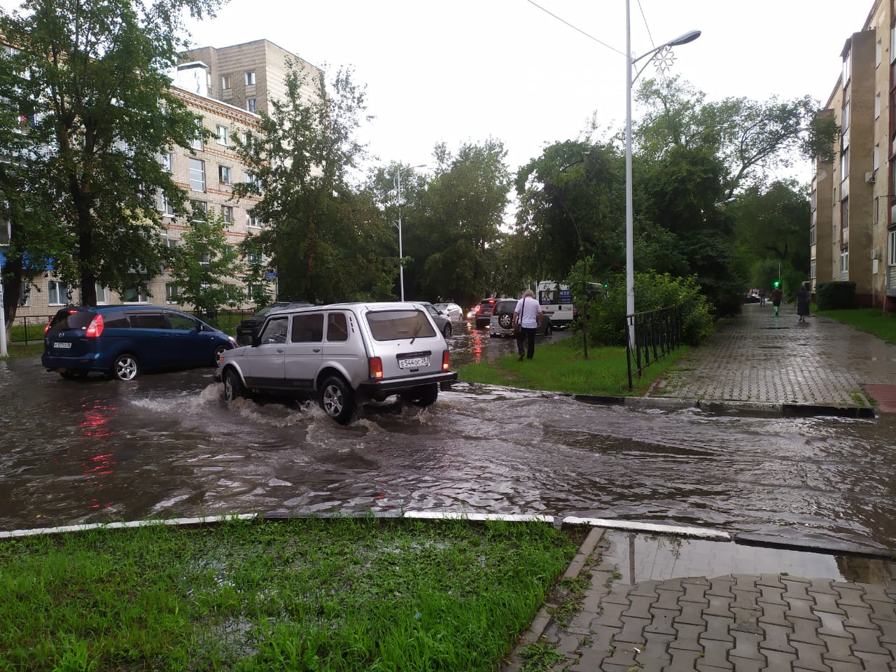 «Перекрёсток можно только переплыть»: улицы Благовещенска после летнего ливня затопило - 2x2.su картинка 3