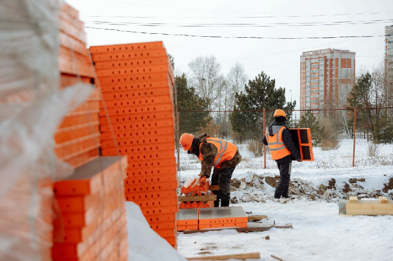 «Отстают по срокам»: Василий Орлов проверил, как идёт строительство катка в АмГУ и спортцентра в Чигирях