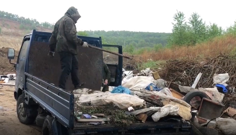 В селе Садовом на видео попали нарушители, сваливающие мусор - 2x2.su