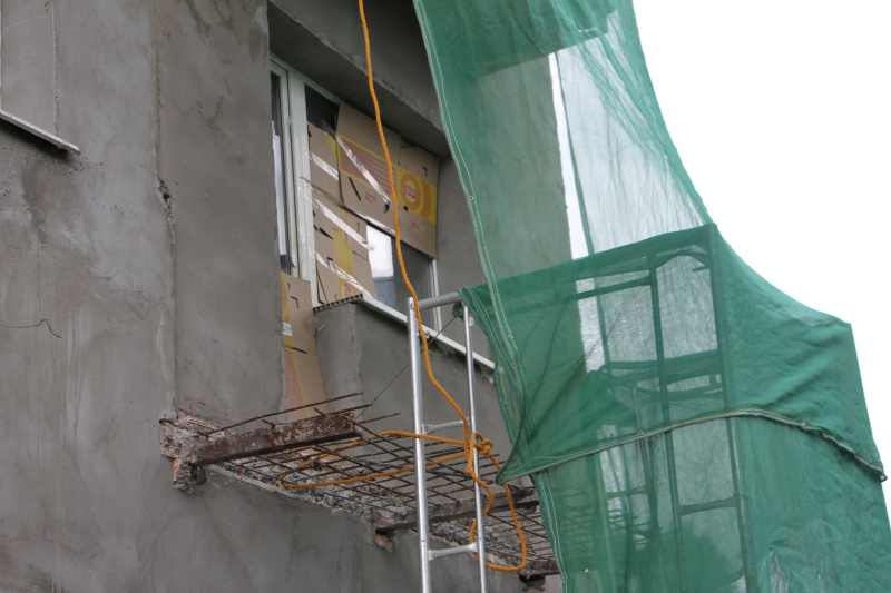 Во время капремонта фасада в Благовещенске без предупреждения снесли балкон