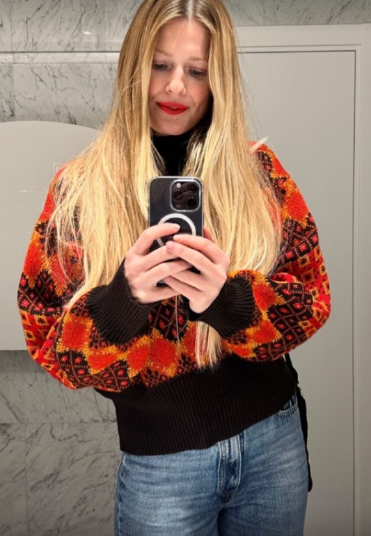 В Сети обсуждают «туалетный лук» жены Константина Эрнста  - 2x2.su картинка 2